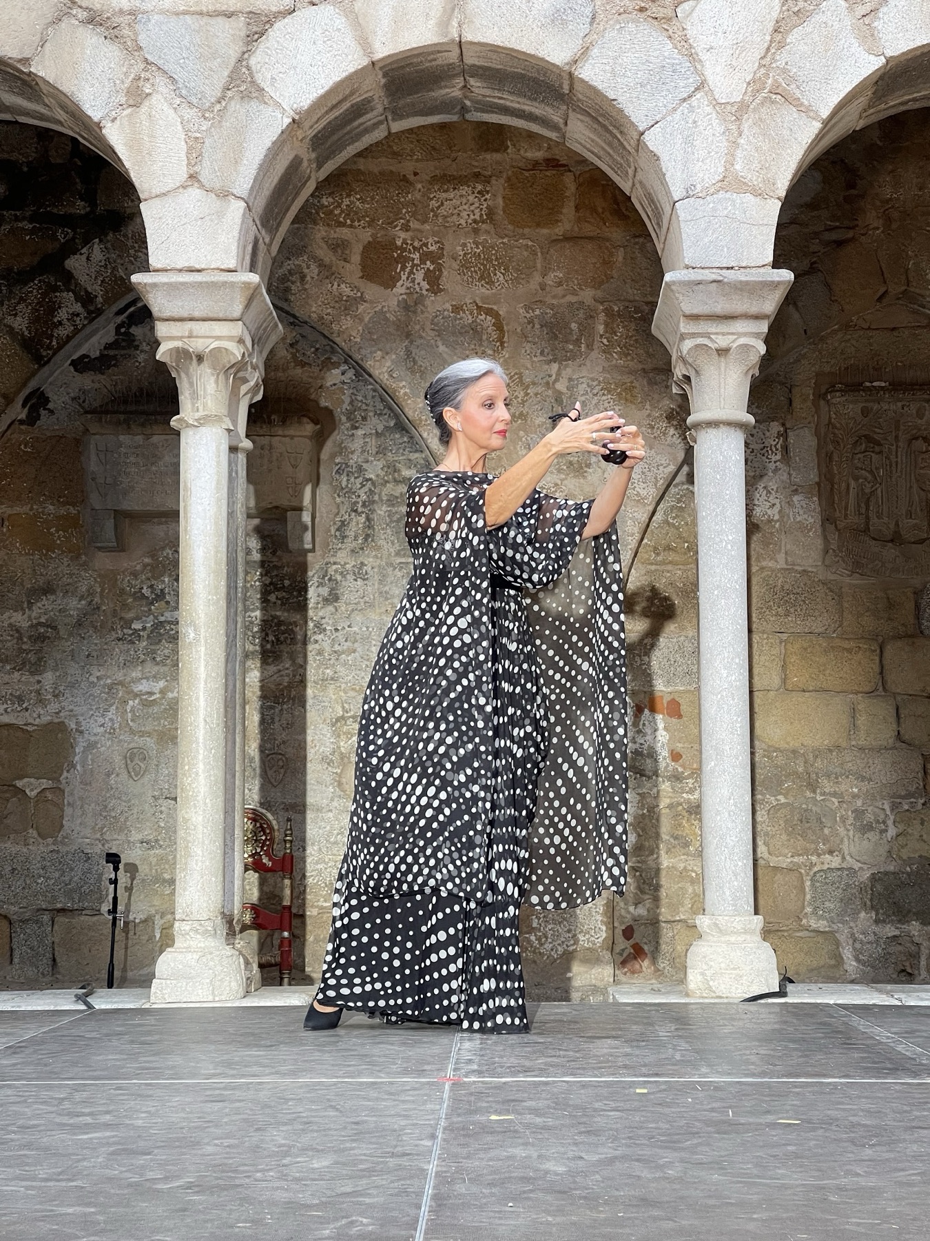 Ballarina amb vestit de lunars en un claustre