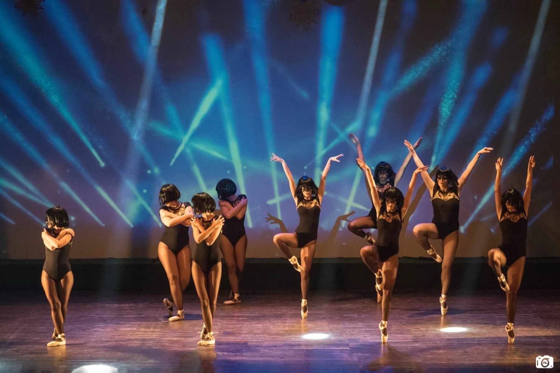 Grup de ballarines en una coreografia amb llums