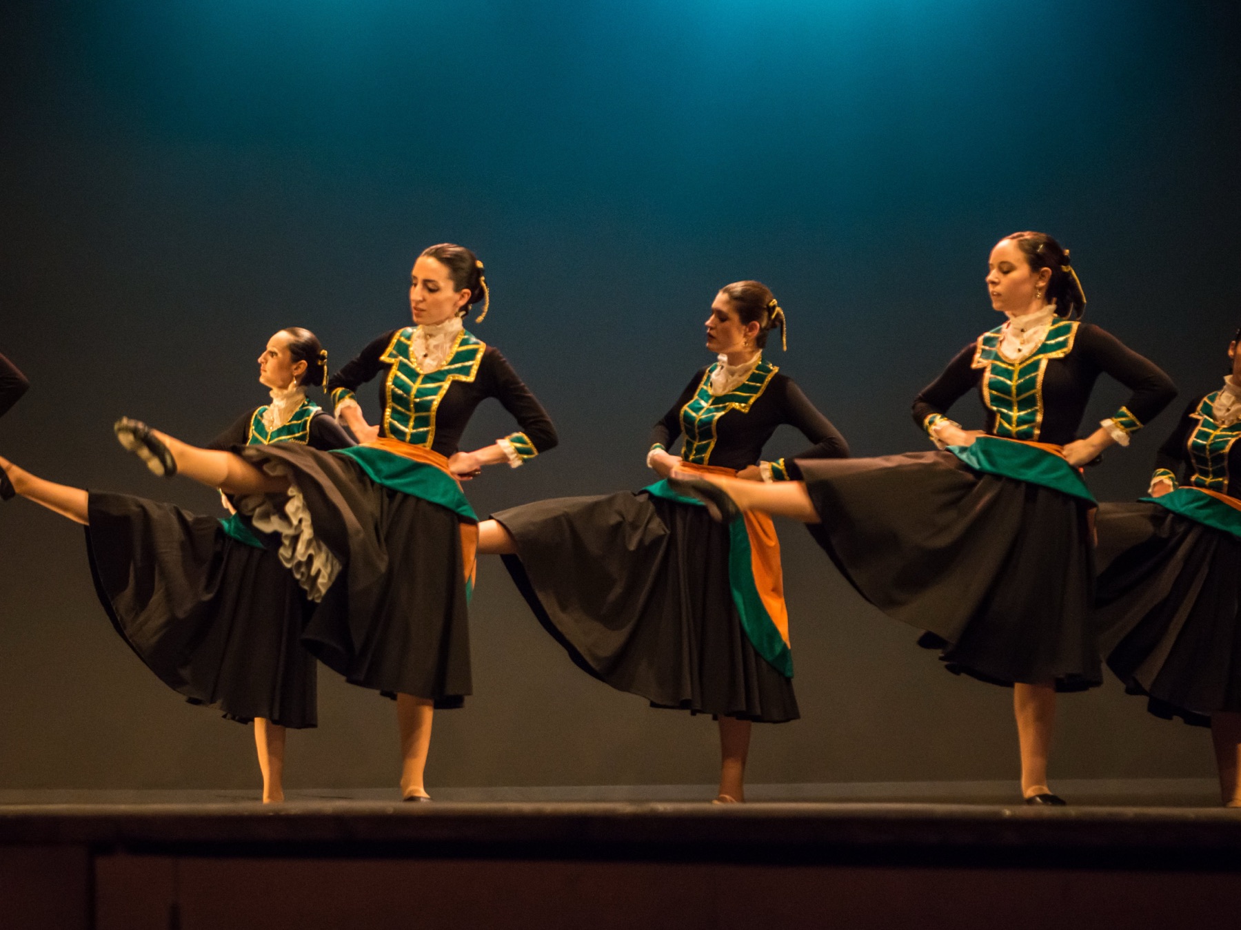 Ballarines de dansa espanyola amb vestit negre i verd