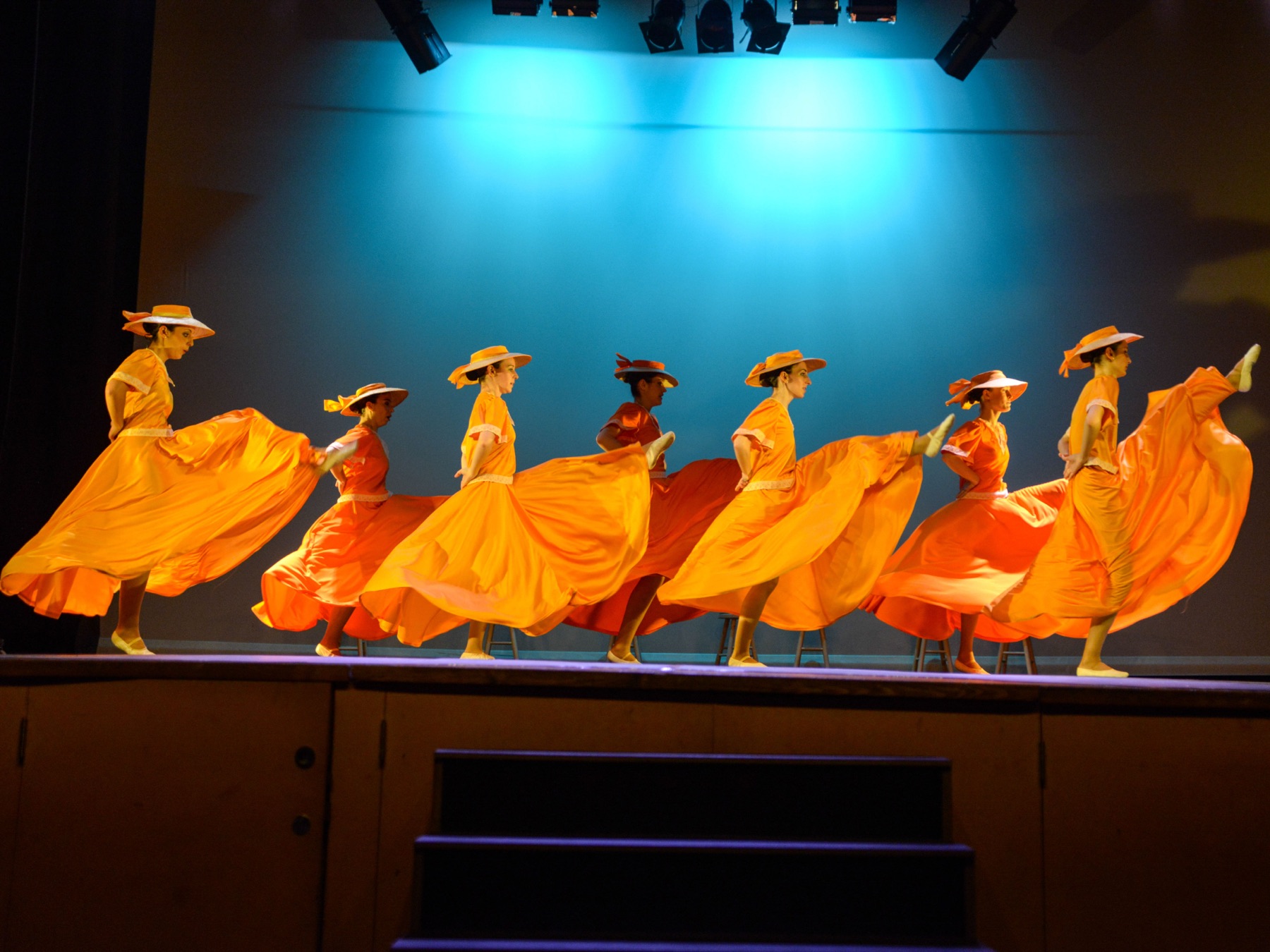 Ballarines amb vestits taronja de dansa espanyola