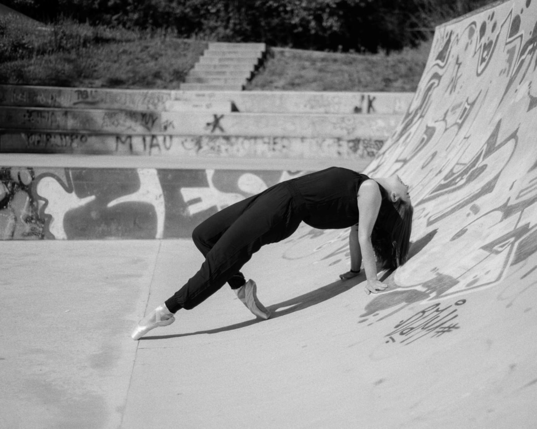 Ballarina en blanc i negre fent un pont