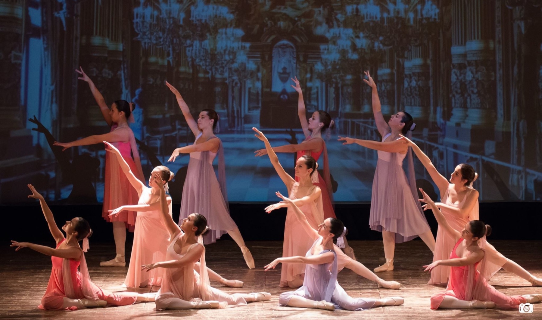 Grup de ballarines amb vestits roses i blaus