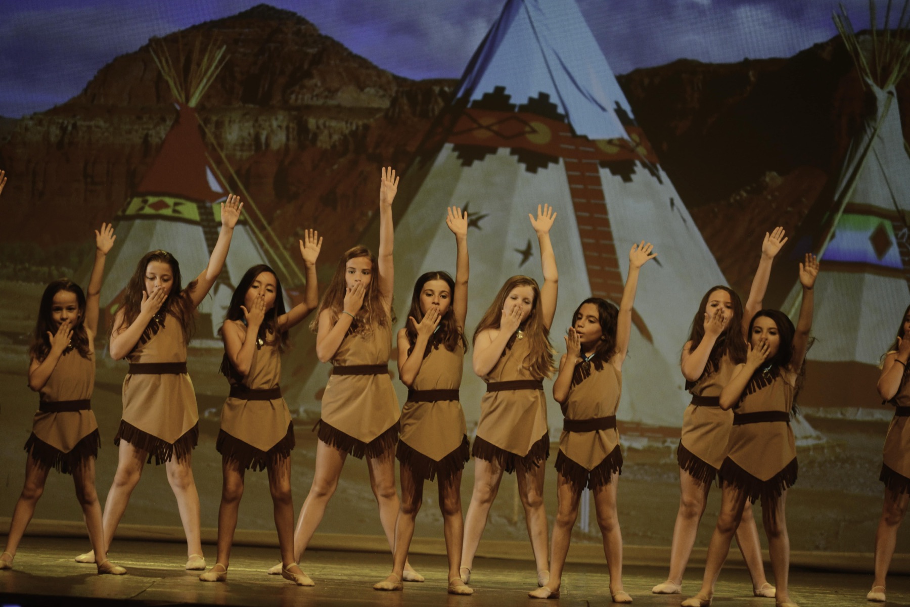 Coreografia amb vestits marrons i decorat de muntanya