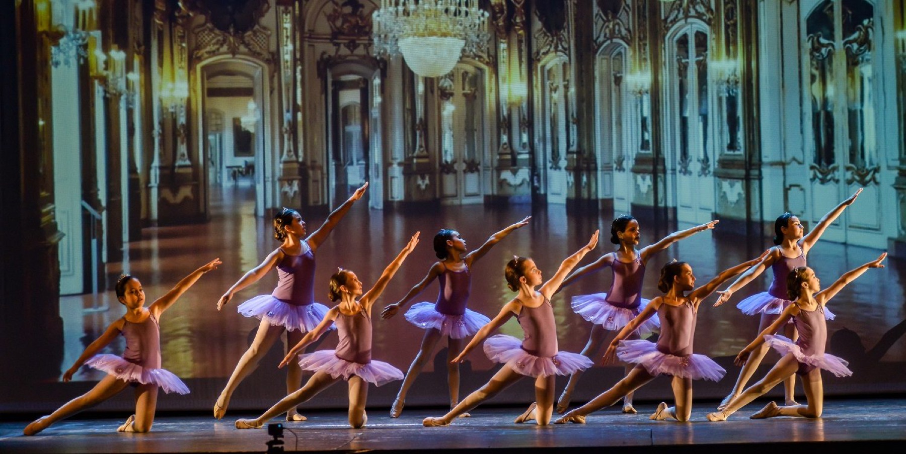 Alumnes a l’escenari durant la Mostra de Dansa